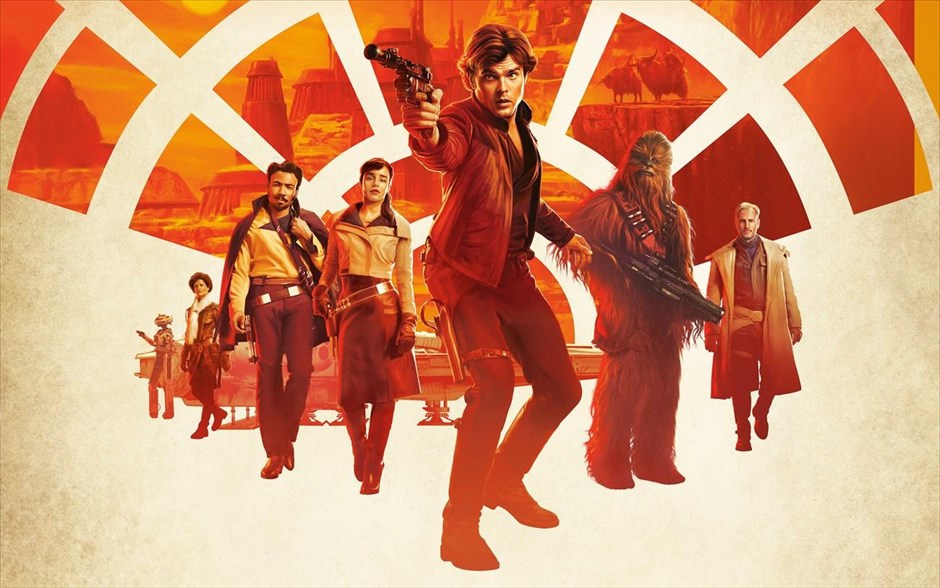 Solo: A Star Wars story. Η περιπέτεια επιστημονικής φαντασίας του Ρον Χάουαρντ ξετυλίγει μια καινούρια ιστορία με τον πιο αγαπημένο απατεώνα του γαλαξία. Μέσα από μια σειρά παράτολμων περιπετειών σε έναν σκοτεινό και επικίνδυνο εγκληματικό υπόκοσμο, ο Han Solo γίνεται φίλος με έναν τεράστιο μελλοντικό του συν - πιλότο και συναντά έναν περιβόητο τζογαδόρο, σε ένα ταξίδι που θα καθορίσει την πορεία ενός από τους πιο αναπάντεχους ήρωες του σύμπαντος που λέγεται Star Wars.
