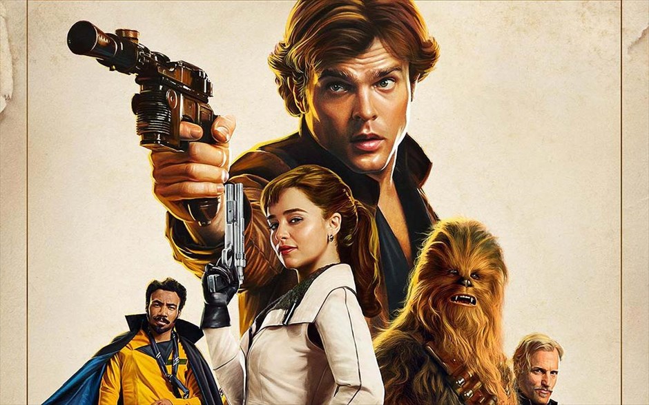 Solo: A Star Wars story. Η περιπέτεια επιστημονικής φαντασίας του Ρον Χάουαρντ ξετυλίγει μια καινούρια ιστορία με τον πιο αγαπημένο απατεώνα του γαλαξία. Μέσα από μια σειρά παράτολμων περιπετειών σε έναν σκοτεινό και επικίνδυνο εγκληματικό υπόκοσμο, ο Han Solo γίνεται φίλος με έναν τεράστιο μελλοντικό του συν - πιλότο και συναντά έναν περιβόητο τζογαδόρο, σε ένα ταξίδι που θα καθορίσει την πορεία ενός από τους πιο αναπάντεχους ήρωες του σύμπαντος που λέγεται Star Wars.