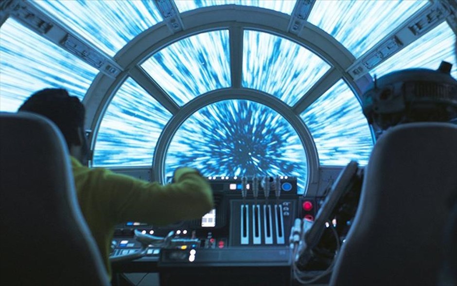 Solo: A Star Wars story. Η περιπέτεια επιστημονικής φαντασίας του Ρον Χάουαρντ ξετυλίγει μια καινούρια ιστορία με τον πιο αγαπημένο απατεώνα του γαλαξία. Μέσα από μια σειρά παράτολμων περιπετειών σε έναν σκοτεινό και επικίνδυνο εγκληματικό υπόκοσμο, ο Han Solo γίνεται φίλος με έναν τεράστιο μελλοντικό του συν - πιλότο και συναντά έναν περιβόητο τζογαδόρο, σε ένα ταξίδι που θα καθορίσει την πορεία ενός από τους πιο αναπάντεχους ήρωες του σύμπαντος που λέγεται Star Wars.
