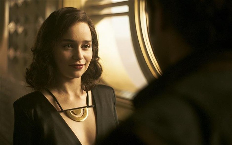 Solo: A Star Wars story. Η περιπέτεια επιστημονικής φαντασίας του Ρον Χάουαρντ ξετυλίγει μια καινούρια ιστορία με τον πιο αγαπημένο απατεώνα του γαλαξία. Μέσα από μια σειρά παράτολμων περιπετειών σε έναν σκοτεινό και επικίνδυνο εγκληματικό υπόκοσμο, ο Han Solo γίνεται φίλος με έναν τεράστιο μελλοντικό του συν - πιλότο και συναντά έναν περιβόητο τζογαδόρο, σε ένα ταξίδι που θα καθορίσει την πορεία ενός από τους πιο αναπάντεχους ήρωες του σύμπαντος που λέγεται Star Wars.