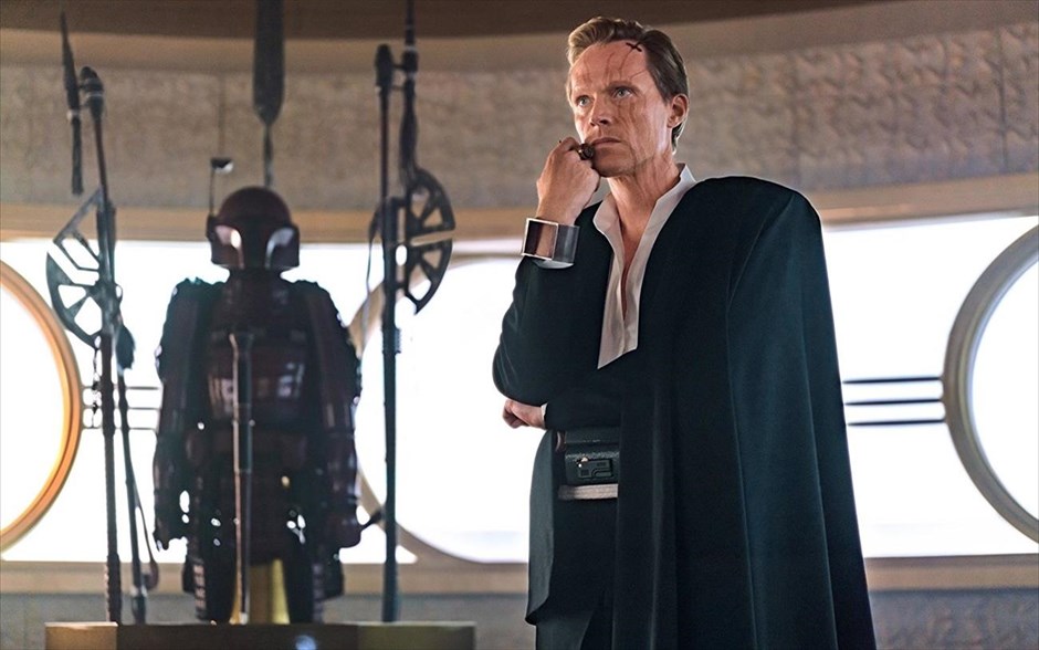 Solo: A Star Wars story. Η περιπέτεια επιστημονικής φαντασίας του Ρον Χάουαρντ ξετυλίγει μια καινούρια ιστορία με τον πιο αγαπημένο απατεώνα του γαλαξία. Μέσα από μια σειρά παράτολμων περιπετειών σε έναν σκοτεινό και επικίνδυνο εγκληματικό υπόκοσμο, ο Han Solo γίνεται φίλος με έναν τεράστιο μελλοντικό του συν - πιλότο και συναντά έναν περιβόητο τζογαδόρο, σε ένα ταξίδι που θα καθορίσει την πορεία ενός από τους πιο αναπάντεχους ήρωες του σύμπαντος που λέγεται Star Wars.