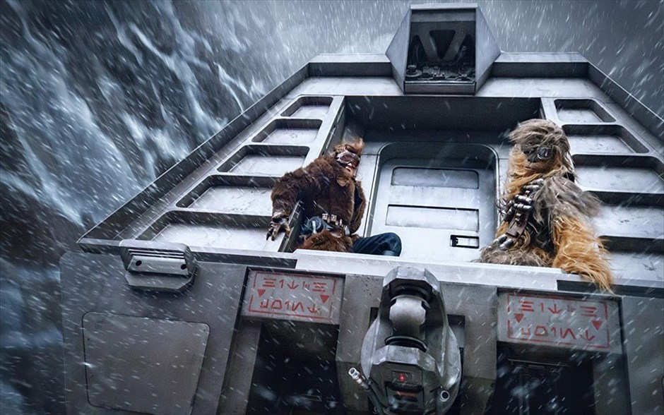 Solo: A Star Wars story. Η περιπέτεια επιστημονικής φαντασίας του Ρον Χάουαρντ ξετυλίγει μια καινούρια ιστορία με τον πιο αγαπημένο απατεώνα του γαλαξία. Μέσα από μια σειρά παράτολμων περιπετειών σε έναν σκοτεινό και επικίνδυνο εγκληματικό υπόκοσμο, ο Han Solo γίνεται φίλος με έναν τεράστιο μελλοντικό του συν - πιλότο και συναντά έναν περιβόητο τζογαδόρο, σε ένα ταξίδι που θα καθορίσει την πορεία ενός από τους πιο αναπάντεχους ήρωες του σύμπαντος που λέγεται Star Wars.