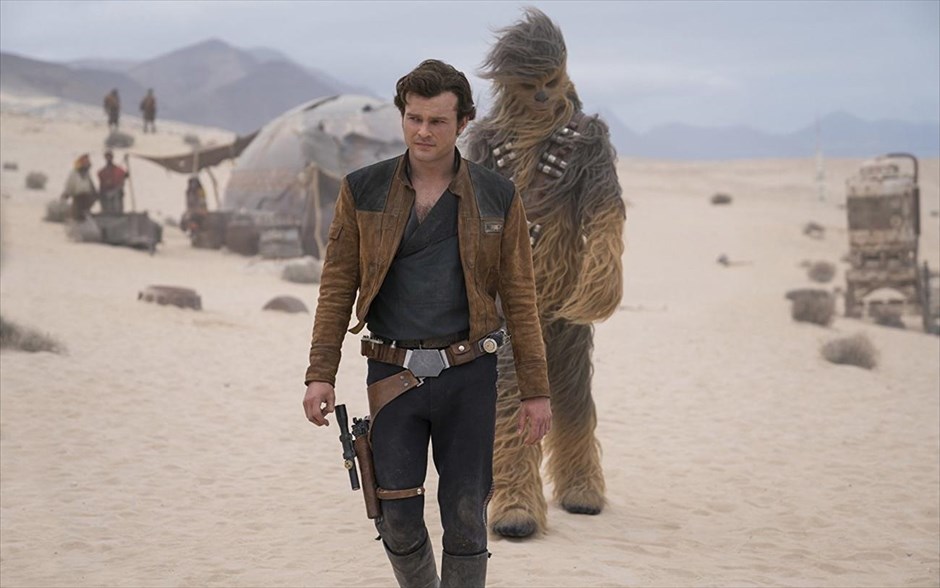 Solo: A Star Wars story. Η περιπέτεια επιστημονικής φαντασίας του Ρον Χάουαρντ ξετυλίγει μια καινούρια ιστορία με τον πιο αγαπημένο απατεώνα του γαλαξία. Μέσα από μια σειρά παράτολμων περιπετειών σε έναν σκοτεινό και επικίνδυνο εγκληματικό υπόκοσμο, ο Han Solo γίνεται φίλος με έναν τεράστιο μελλοντικό του συν - πιλότο και συναντά έναν περιβόητο τζογαδόρο, σε ένα ταξίδι που θα καθορίσει την πορεία ενός από τους πιο αναπάντεχους ήρωες του σύμπαντος που λέγεται Star Wars.