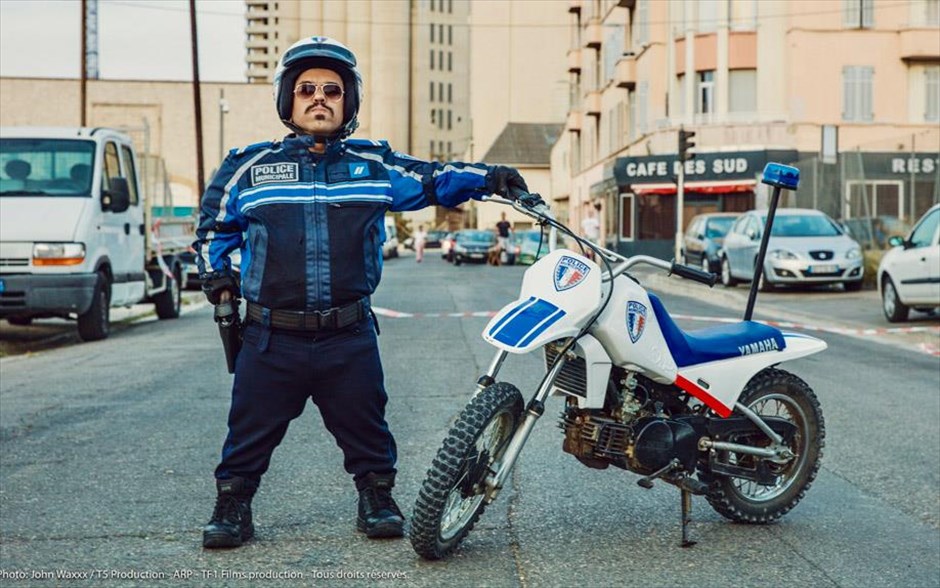 Taxi 5. Όλα ξεκινούν, όταν ένας ικανότατος Παριζιάνος αστυνομικός και άσος στην οδήγηση μετατίθεται, παρά τη θέλησή του, στο αστυνομικό τμήμα της Μασσαλίας και του ανατίθεται να σταματήσει τη δράση μιας ιταλικής συμμορίας που ληστεύει κοσμηματοπώλες και καταφέρνει να ξεφεύγει χάρη σε μια γρήγορη φεράρι.