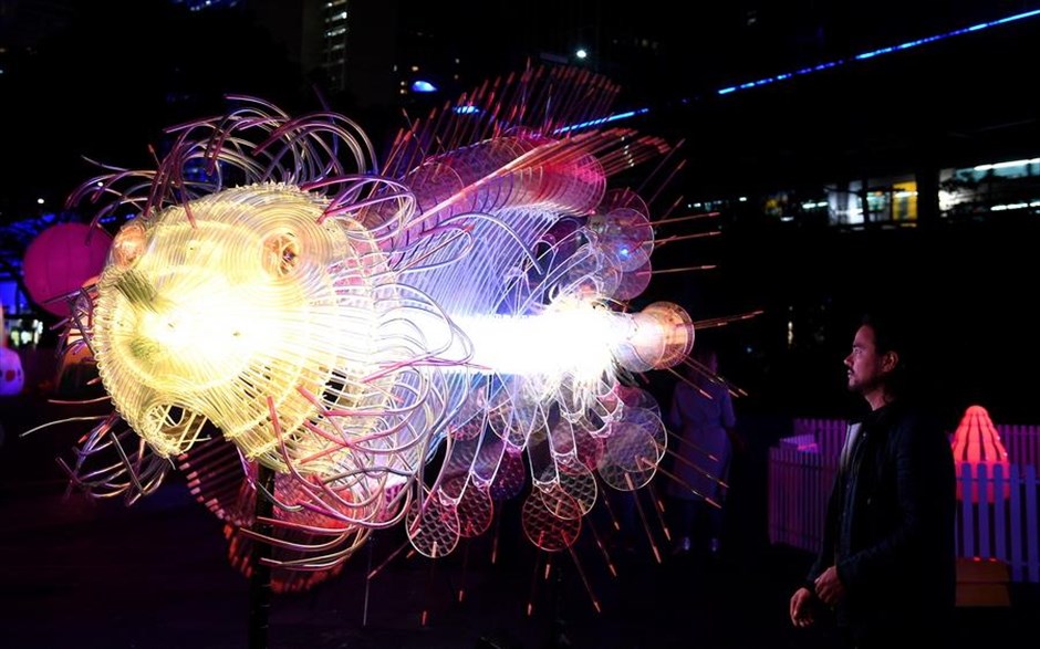 Vivid Sydney: Τελευταίες εργασίες πριν το επίσημο άνοιγμα. Ο Αυστραλός καλλιτέχνης&nbsp;Renzo Larriviere επιθεωρεί το έργο του «Fugu» με το οποίο θα συμμετάσχει στο φεστιβάλ φωτός&nbsp;Vivid Sydney που αοίγει τις πύλες του επίσημα στις 25 Μαΐου στο Σίδνεϊ της Αυστραλίας.&nbsp;
