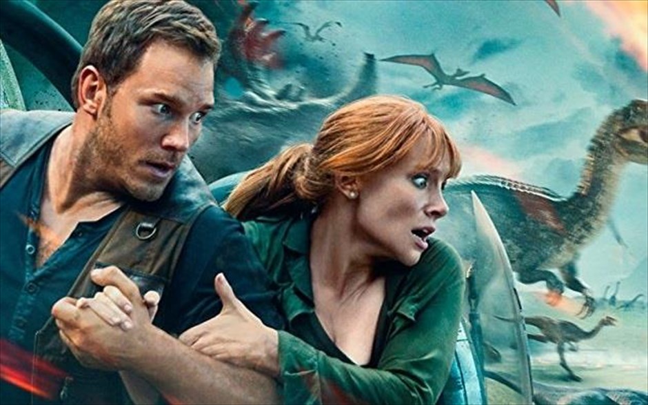 Jurassic World: Το βασίλειο έπεσε. Τρία χρόνια μετά την καταστροφή του θεματικού πάρκου του Jurassic World από τους δεινοσαύρους που το έσκασαν από τα κλουβιά τους, η αγαπημένη περιπέτεια φαντασίας επιστρέφει, σκηνοθετημένη από τον Τζ. Α. Μπαγιονά (Jurassic World: Το βασίλειο έπεσε).