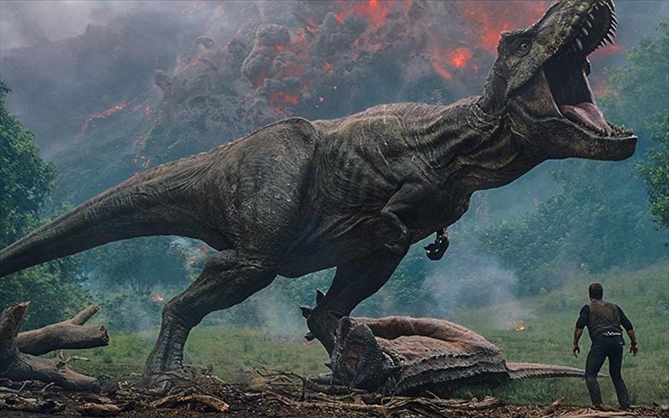 Jurassic World: Το βασίλειο έπεσε. Τρία χρόνια μετά την καταστροφή του θεματικού πάρκου του Jurassic World από τους δεινοσαύρους που το έσκασαν από τα κλουβιά τους, η αγαπημένη περιπέτεια φαντασίας επιστρέφει, σκηνοθετημένη από τον Τζ. Α. Μπαγιονά (Jurassic World: Το βασίλειο έπεσε).