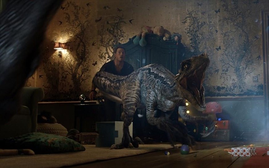 Jurassic World: Το βασίλειο έπεσε. Τρία χρόνια μετά την καταστροφή του θεματικού πάρκου του Jurassic World από τους δεινοσαύρους που το έσκασαν από τα κλουβιά τους, η αγαπημένη περιπέτεια φαντασίας επιστρέφει, σκηνοθετημένη από τον Τζ. Α. Μπαγιονά (Jurassic World: Το βασίλειο έπεσε).