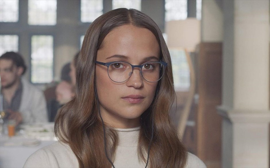 Στο βαθύ γαλάζιο. Βασισμένη στο βιβλίο του Τζ. Μ. Λίντγκαρντ, η αισθηματική περιπέτεια του Βιμ Βέντερς ξετυλίγει την ιστορία ενός άνδρα και μιας γυναίκας που συναντιούνται τυχαία και ερωτεύονται, σχεδόν, παρά τη θέλησή τους, αλλά πρέπει να χωριστούν, γιατί ο καθένας τους έχει αναλάβει να φέρει εις πέρας μια επικίνδυνη αποστολή (Στο βαθύ γαλάζιο).