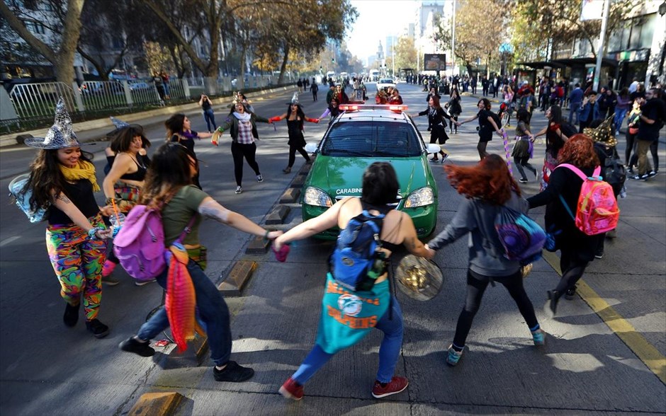 Διαδήλωση στη Χιλή. Ακτιβίστριες στο Σαντιάγο της Χιλής έχουν περικυκλώσει ένα όχημα της αστυνομίας κατά τη διάρκεια διαμαρτυρίας για τη βία και το σεξισμό σε βάρος των γυναικών . 