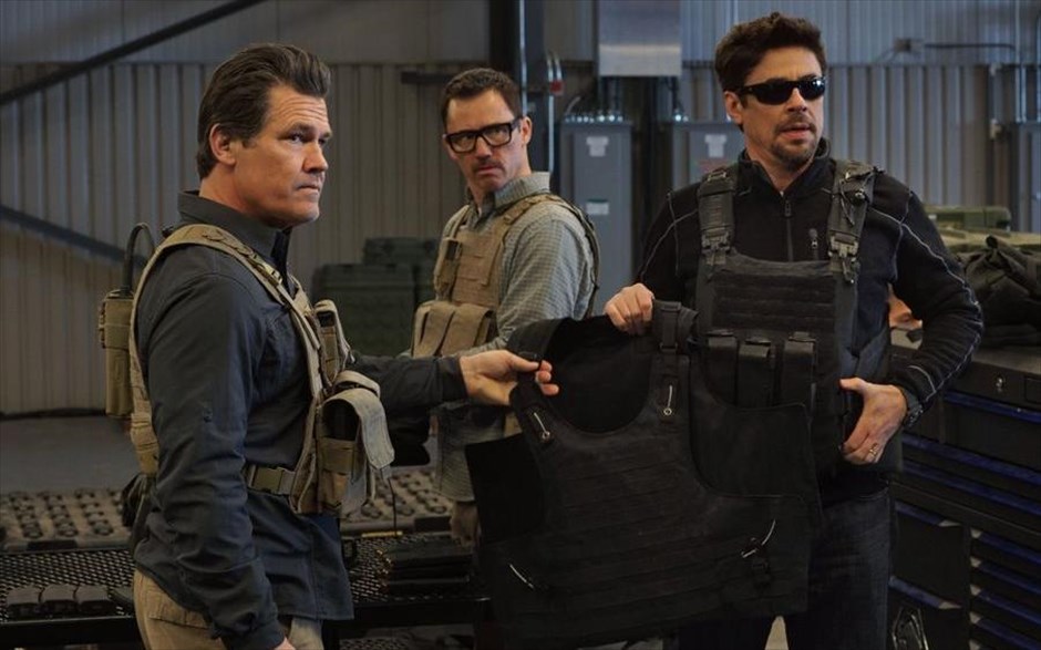 «Sicario 2: Η μάχη των εκτελεστών». Στη συνέχεια του αστυνομικού θρίλερ δράσης «Sicario: Ο εκτελεστής» (2015), την οποία σκηνοθετεί ο Στέφανο Σολίμα, ξεκινά ένα νέο κεφάλαιο. Στον πόλεμο μεταξύ των εμπόρων ναρκωτικών δεν υπάρχουν κανόνες. Έτσι, όταν η κυβέρνηση των ΗΠΑ υποψιάζεται ότι πλέον τα καρτέλ δεν εισάγουν μόνο παράνομα ναρκωτικά, αλλά και τρομοκράτες, ένας ομοσπονδιακός πράκτορας προσπαθεί με κάθε τρόπο να βάλει τέλος στις διαμάχες.