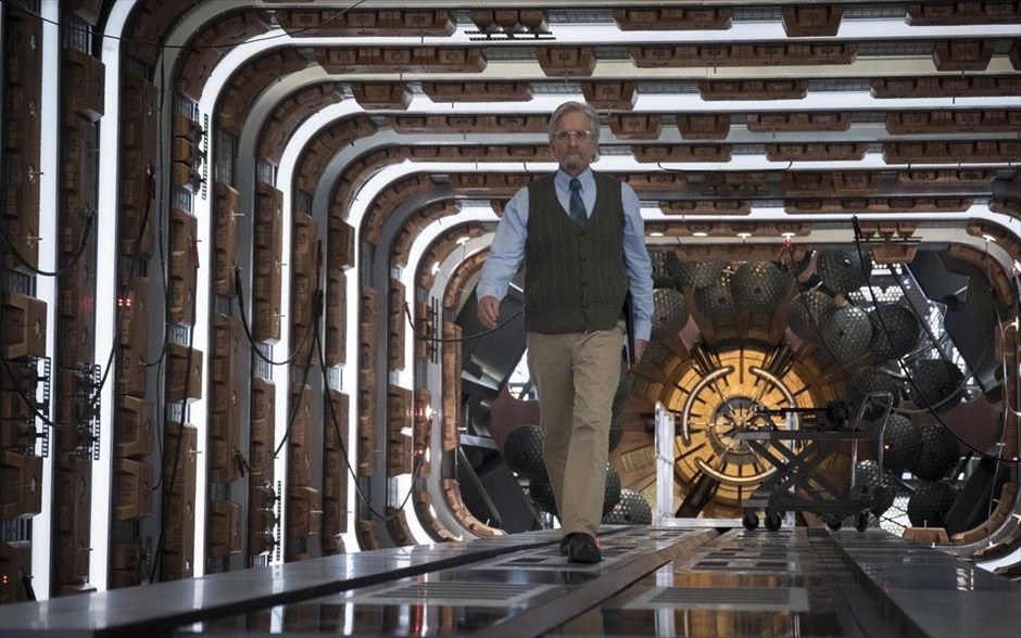 Ο Ant - Man και η Σφήκα. Ο Ant - Man και η Σφήκα:&nbsp;Μετά τις περιπέτειές του με τους Εκδικητές στο «Captain America: Εμφύλιος πόλεμος», ο ήρωας της Marvel έρχεται αντιμέτωπος με τις συνέπειες των επιλογών του ως σούπερ ήρωας και ως πατέρας, στην περιπέτεια φαντασίας του Πέιτον Ριντ.&nbsp;Ενώ προσπαθεί να ισορροπήσει την κανονική του ζωή με τις ευθύνες του ως Ant - Man, καλείται να ξαναφορέσει τη στολή του&nbsp;για μια επείγουσα αποστολή. Παίζουν οι Πολ Ρουντ, Εβάντζελιν Λίλι, Μισέλ Φάιφερ, Μάικλ Ντάγκλας και Λόρενς Φίσμπερν.