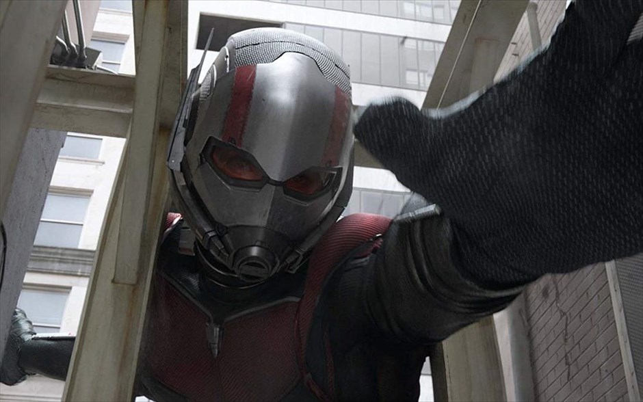 Ο Ant - Man και η Σφήκα. Ο Ant - Man και η Σφήκα:&nbsp;Μετά τις περιπέτειές του με τους Εκδικητές στο «Captain America: Εμφύλιος πόλεμος», ο ήρωας της Marvel έρχεται αντιμέτωπος με τις συνέπειες των επιλογών του ως σούπερ ήρωας και ως πατέρας, στην περιπέτεια φαντασίας του Πέιτον Ριντ.&nbsp;Ενώ προσπαθεί να ισορροπήσει την κανονική του ζωή με τις ευθύνες του ως Ant - Man, καλείται να ξαναφορέσει τη στολή του&nbsp;για μια επείγουσα αποστολή. Παίζουν οι Πολ Ρουντ, Εβάντζελιν Λίλι, Μισέλ Φάιφερ, Μάικλ Ντάγκλας και Λόρενς Φίσμπερν.