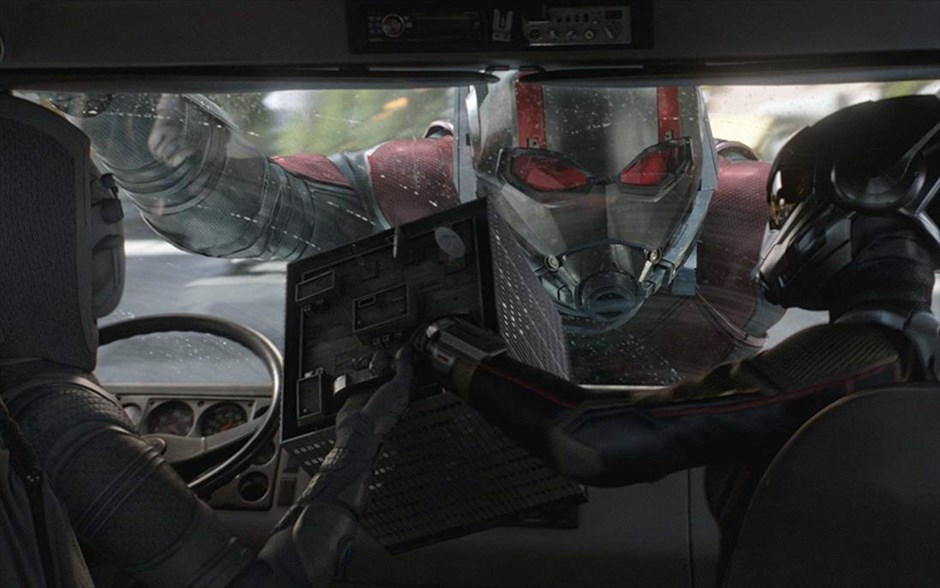 Ο Ant - Man και η Σφήκα. Ο Ant - Man και η Σφήκα:&nbsp;Μετά τις περιπέτειές του με τους Εκδικητές στο «Captain America: Εμφύλιος πόλεμος», ο ήρωας της Marvel έρχεται αντιμέτωπος με τις συνέπειες των επιλογών του ως σούπερ ήρωας και ως πατέρας, στην περιπέτεια φαντασίας του Πέιτον Ριντ.&nbsp;Ενώ προσπαθεί να ισορροπήσει την κανονική του ζωή με τις ευθύνες του ως Ant - Man, καλείται να ξαναφορέσει τη στολή του&nbsp;για μια επείγουσα αποστολή. Παίζουν οι Πολ Ρουντ, Εβάντζελιν Λίλι, Μισέλ Φάιφερ, Μάικλ Ντάγκλας και Λόρενς Φίσμπερν.
