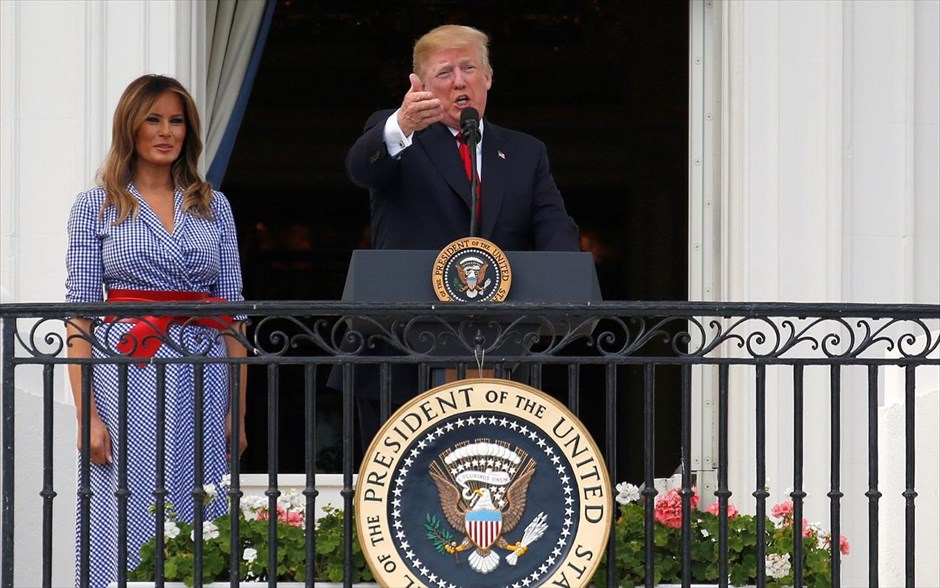 Εορτασμοί για την Ημέρα της Ανεξαρτησίας- Τραμπ. Ο Αμερικανός πρόεδρος Ντόναλντ Τραμπ και η σύζυγός του Μελάνια γιορτάζουν την επέτειο κάνοντας πικ νικ με οικογένειες στρατιωτικών στον κήπο του Λευκού Οίκου.