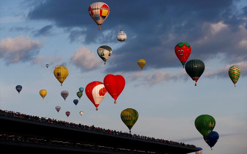 Ο άνεμος της ελευθερίας φύσηξε στη Λιθουανία. Αερόστατα παίρνουν μέρος στο φεστιβάλ αερόστατων«Ο άνεμος της ελευθερίας» στο Κάουνας της Λιθουανίας. 100 πιλότοι αερόστατων συμμετείχαν στο φεστιβάλ το οποίο διοργανώθηκε στο πλαίσιο των εορτασμών της χώρας για την 100η επέτειο της αποκατάστασης της ανεξαρτησίας στη Λιθουανία. 