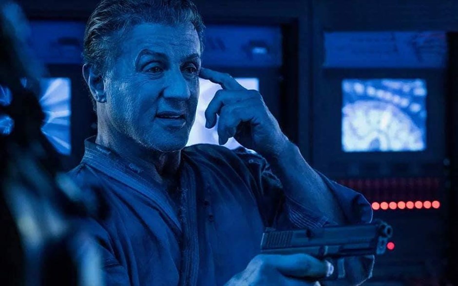 Σχέδιο απόδρασης 2: Άδης. &nbsp;Ο αρχηγός μίας επίλεκτης ομάδας ειδικών ασφαλείας που εκπαιδεύεται στην τέχνη της δραπέτευσης από τις πιο αδιαπέραστες φυλακές του κόσμου πρέπει να εντοπίσει και να σώσει τον πιο αξιόπιστο πράκτορά του, ο οποίος έχει απαχθεί και κρατείται στην πιο περίτεχνη φυλακή που κατασκευάστηκε ποτέ.
