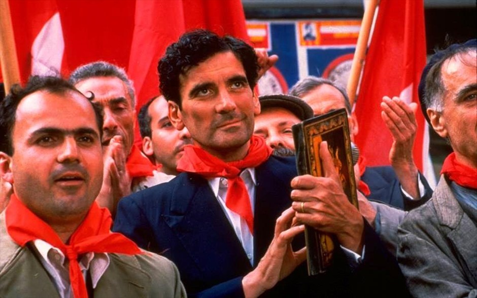 Ο ταχυδρόμος. Σε επανέκδοση προβάλλεται η βιογραφική αισθηματική κομεντί του 1994, σε σκηνοθεσία του Μάικλ Ράντφορντ, η οποία ήταν υποψήφια για πέντε Όσκαρ. Η ταινία βασίζεται στο μυθιστόρημα «Αρντιέντε πατσέντσια» του Αντόνιο Σκάρμετα και μας μεταφέρει σε ένα ψαροχώρι της μεταπολεμικής Ιταλίας,&nbsp;όπου ο νεαρός ταχυδρόμος Μάριο Ρουόπολο γνωρίζει τον Χιλιανό ποιητή Πάμπλο Νερούδα.