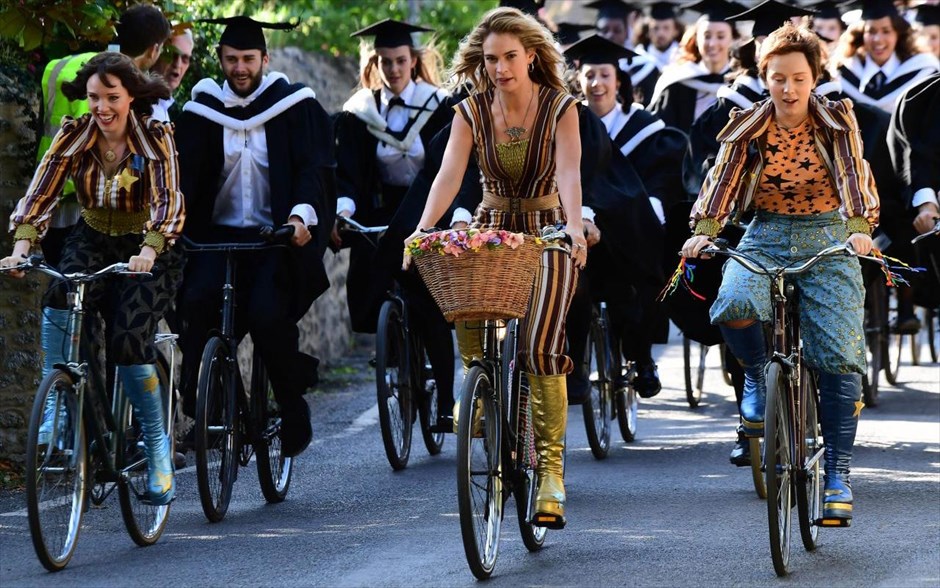 Mamma mia! Here we go again. Σκηνοθετημένη από τον Ολ Πάρκερ, η συνέχεια του αγαπημένου μιούζικαλ που έγινε παγκόσμιο εισπρακτικό φαινόμενο και εκτόξευσε τον τουρισμό της Ελλάδας έρχεται να ξεσηκώσει και πάλι το κοινό με την καλοκαιρινή της διάθεση και τα τραγούδια των ΑΒΒΑ.