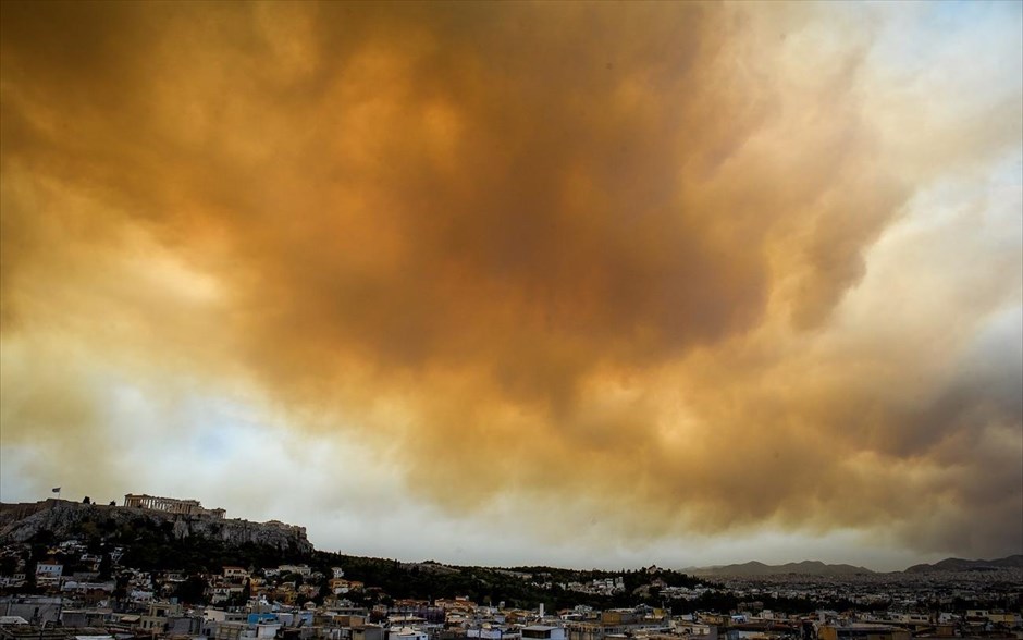 Κοκκινος ο ουρανός στην Αθήνα από τη φωτιά στη Κινέτα. 