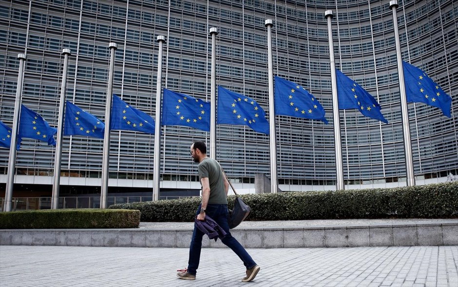 Ευρωπαϊκή Επιτροπή- μεσίστιες σημαίες- πυρκαγιές- Ελλάδα. &nbsp;Οι Ευρωπαϊκές σημαίες κυματίζουν μεσίστιες έξω απο τα γραφεία της Ευρωπαϊκής Επιτροπής στις Βρυξέλλες σε ένδειξη αλληλεγύης για το θάνατο πολιτών στις πυρκαγιές στην Ελλάδα.&nbsp;
