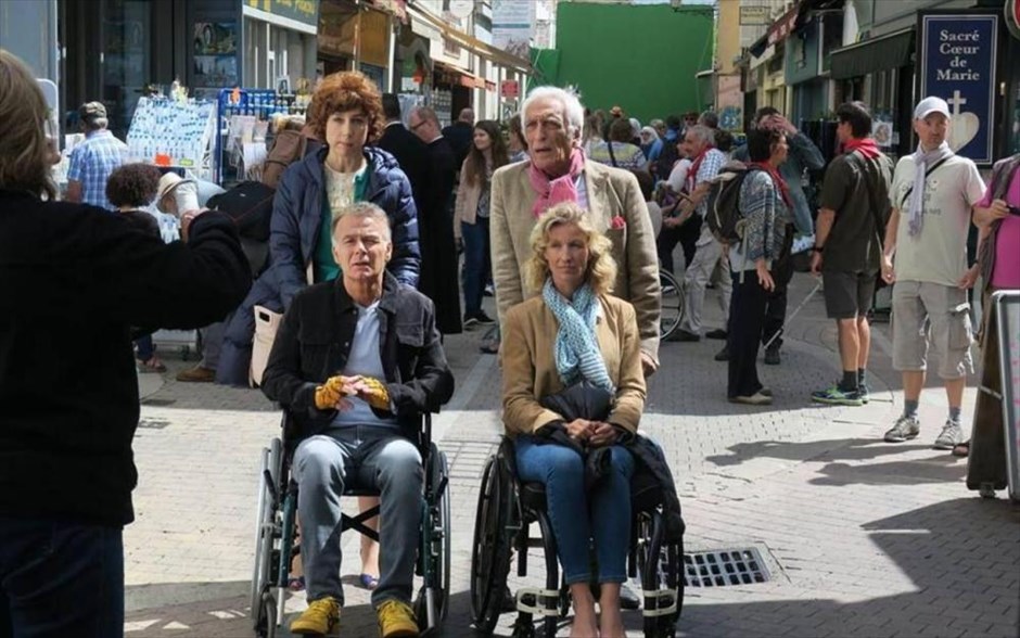 Θα έρθω κοντά σου σιγά - σιγά. Στην γαλλική κωμωδία που σκηνοθετεί ο Φρανκ Ντιμπόσκ -με τους Φρανκ Ντιμπόσκ, Αλεξαντρά Λαμί και Ελσά Ζιλμπερσταΐν- ο Τζόσελιν, επιτυχημένος επιχειρηματίας αλλά και μανιώδης ψεύτης, στην προσπάθειά του να αποπλανήσει μια όμορφη γυναίκα, προσποιείται ότι είναι άτομο με ειδικές ανάγκες.
