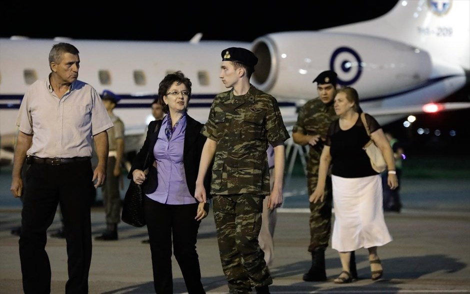 Στην Ελλάδα οι δύο στρατιωτικοί. Στιγμιότυπο από την υποδοχή στο Διεθνές Αεροδρόμιο Μακεδονία, στην Θεσσαλονίκη, των δύο Ελλήνων στρατιωτικών, Άγγελου Μητρετώδη και Δημήτρη Κούκλατζη, οι οποίοι αφέθηκαν ελεύθεροι από τις φυλακές της Ανδριανούπολης όπου κρατούνταν από την 1η Μαρτίου.