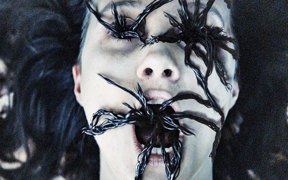  «Slender Man». Σε μια μικρή πόλη της Μασαχουσέτης, μια παρέα κοριτσιών εκτελεί ένα τελετουργικό σε μια προσπάθεια να αποκωδικοποιήσει τον μύθο του Slender Man, μιας απρόσωπης, ψηλόλιγνης και τρομαχτικής φιγούρας με αφύσικα μακριά χέρια που ευθύνεται για την εξαφάνιση παιδιών.