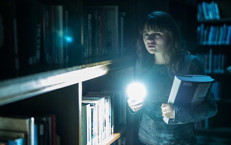  «Slender Man». Σε μια μικρή πόλη της Μασαχουσέτης, μια παρέα κοριτσιών εκτελεί ένα τελετουργικό σε μια προσπάθεια να αποκωδικοποιήσει τον μύθο του Slender Man, μιας απρόσωπης, ψηλόλιγνης και τρομαχτικής φιγούρας με αφύσικα μακριά χέρια που ευθύνεται για την εξαφάνιση παιδιών.