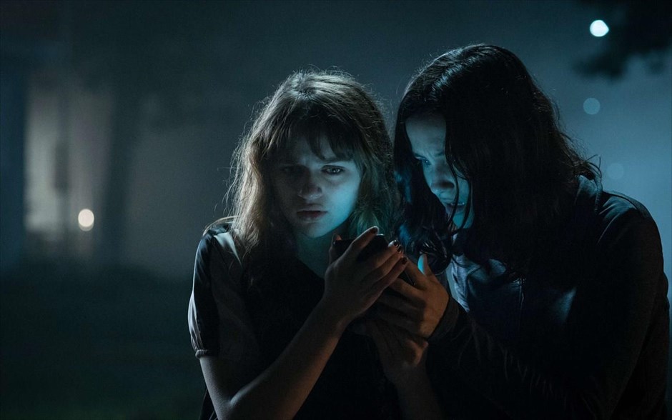  «Slender Man». Σε μια μικρή πόλη της Μασαχουσέτης, μια παρέα κοριτσιών εκτελεί ένα τελετουργικό σε μια προσπάθεια να αποκωδικοποιήσει τον μύθο του Slender Man, μιας απρόσωπης, ψηλόλιγνης και τρομαχτικής φιγούρας με αφύσικα μακριά χέρια που ευθύνεται για την εξαφάνιση παιδιών.