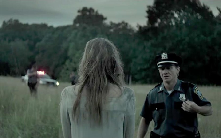  «Slender Man». Σε μια μικρή πόλη της Μασαχουσέτης, μια παρέα κοριτσιών εκτελεί ένα τελετουργικό σε μια προσπάθεια να αποκωδικοποιήσει τον μύθο του Slender Man, μιας απρόσωπης, ψηλόλιγνης και τρομαχτικής φιγούρας με αφύσικα μακριά χέρια που ευθύνεται για την εξαφάνιση παιδιών.