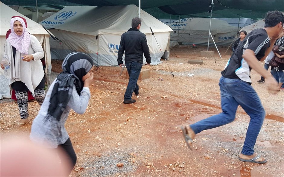 Διαμαρτυρία προσφύγων στη Μαλακάσα. Στιγμιότυπο από τη διαμαρτυρία προσφύγων και μεταναστών του hot spot της Μαλακάσας. Οι μετανάστες διαμαρτυρήθηκαν γιατί πλημμύρισε ο καταυλισμός από την έντονη κακοκαιρία που έπληξε νωρίτερα την περιοχή.