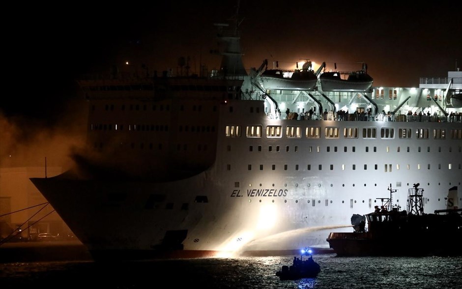Φωτιά στο πλοίο «Ελευθέριος Βενιζέλος». Περιπέτεια εν πλω έζησαν τη νύχτα οι 875 επιβάτες του πλοίου «Ελευθέριος Βενιζέλος», που είχε αναχωρήσει με προορισμό τα Χανιά της Κρήτης, μετά την πυρκαγιά που εκδηλώθηκε –από αδιευκρίνιστη μέχρι τώρα αιτία– στο γκαράζ του, ενώ έπλεε 8 ναυτικά μίλια ανοιχτά της νησίδας του Αγ. Γεωργίου. Το πλοίο επέστρεψε στον Πειραιά περίπου στις 4.00 π.μ. και αφού έδεσε στο λιμάνι της κρουαζιέρας, στην ακτή Ξαβερίου, ξεκίνησε με τη χρήση κλίμακας της Πυροσβεστικής Υπηρεσίας η αποβίβαση των επιβατών, η οποία ολοκληρώθηκε περίπου στις 7.00.