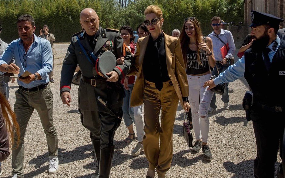 Κοίτα Ποιος Γύρισε. Στην ιταλική κωμωδία του Λούκα Μινιέρο, η οποία ζωντανεύει τον εφιάλτη του φασισμού στο σήμερα,&nbsp; ο Μπενίτο Μουσολίνι εμφανίζεται στη Ρώμη, &nbsp;ογδόντα χρόνια μετά τον θάνατό του.