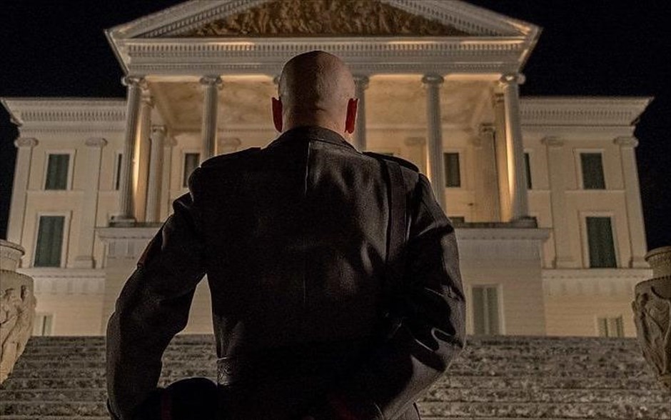 Κοίτα Ποιος Γύρισε. Στην ιταλική κωμωδία του Λούκα Μινιέρο, η οποία ζωντανεύει τον εφιάλτη του φασισμού στο σήμερα,&nbsp; ο Μπενίτο Μουσολίνι εμφανίζεται στη Ρώμη, &nbsp;ογδόντα χρόνια μετά τον θάνατό του.