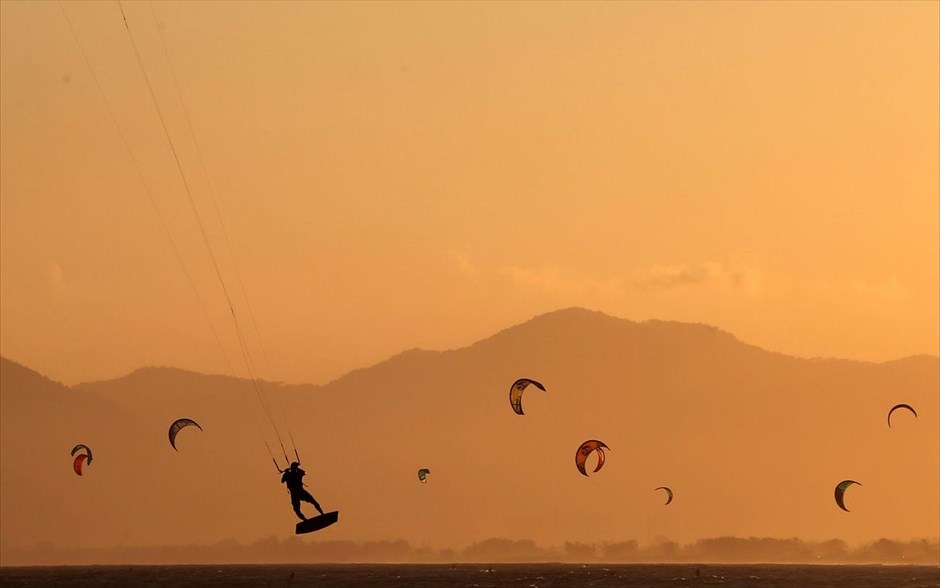 Θαλάσσια σπορ στη Βραζιλία. Κόσμος κάνει kite surfing&nbsp;στην παραλία Barra da Tijuca, στο Ρίο Ντε Τζανέιρο.