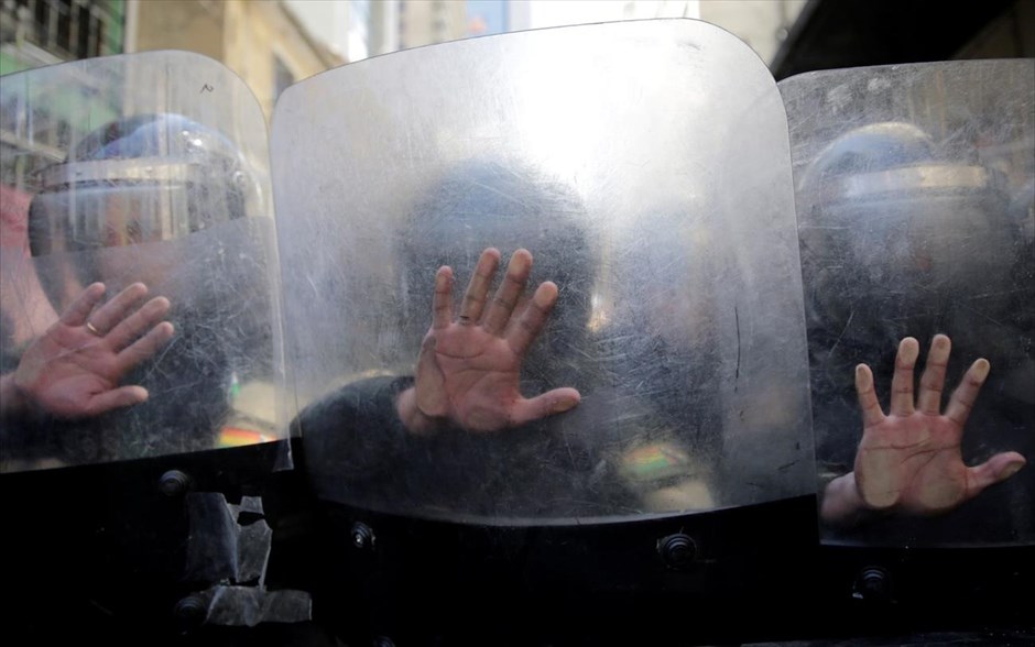 Διαμαρτυρία στη Βολιβία . Αστυνομικές δυνάμεις διακρίνονται στη Λα Πας κατά τη διάρκεια διαμαρτυρίας για το θάνατο την περασμένη εβδομάδα καλλιεργητών κόκας κατόπιν συγκρούσεων με την αστυνομία.&nbsp;