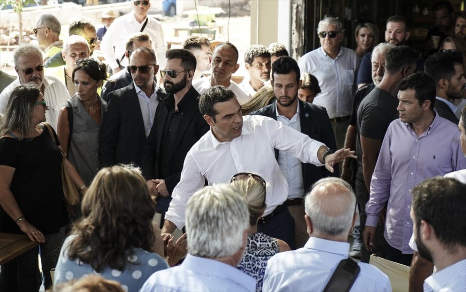 Επίσκεψη Αλ.Τσίπρα στο Μάτι. Στιγμιότυπο από την επίσκεψη του Αλέξη Τσίπρα&nbsp;στο Μάτι, περιοχή που επλήγη από τη φονική πυρκαγιά της 23ης Ιουλίου.«Είναι ένα στοίχημα να αναγεννηθεί το Μάτι, να προστατευτούν οι ιδιοκτήτες, οι κάτοικοι, αλλά και να αντιμετωπιστούν χρόνιες στρεβλώσεις και παθογένειες στην περιοχή» ανέφερε ο πρωθυπουργός .&nbsp;