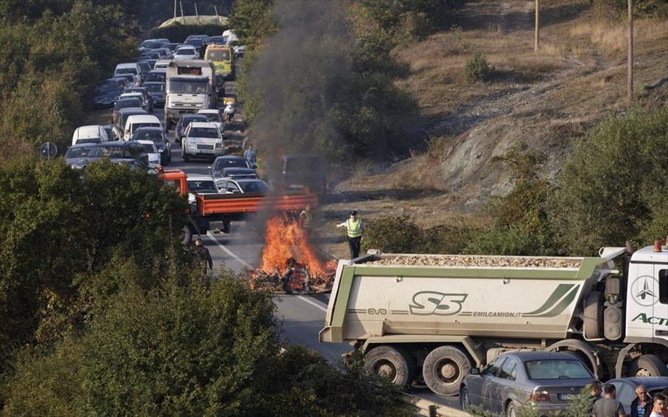 Κόσοβο: Εμπόδια στην επίσκεψη του Βούτσιτς. Αλβανοί του Κοσόβου μπλοκάρουν το δρόμο του Σέρβου προέδρου Αλεξάνταρ Βούτσιτς για την προγραμματισμένη επίσκεψή του στο χωριό Μπάνιε στο κεντρικό Κόσοβο. 