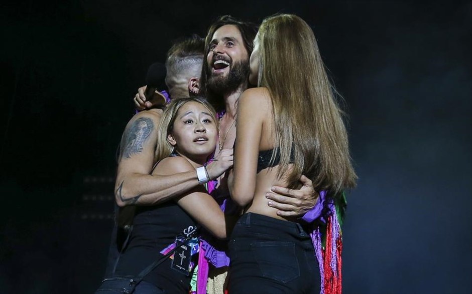 Αγγίζοντας το όνειρο. Θαυμάστές του Jared Leto τον αγκαλιάζουν στο τέλος της συναυλίας των&nbsp;30 Seconds to Mars, στη&nbsp;Λισαβόνα της Πορτογαλίας.
