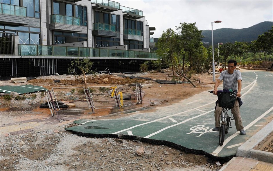 Dead end στην Κίνα. Ποδηλάτης προσπαθεί να διασχίσει κατεστραμμένο από τον τυφώνα Μανγκούτ&nbsp;δρόμο στο&nbsp;Χονγκ Κονγκ.&nbsp;Ο λεγόμενος «υπερτυφώνας»,&nbsp;είχε ως αποτέλεσμα τον θάνατο τουλάχιστον 65 ανθρώπων, προκάλεσε μεγάλες καταστροφές στο Χονγκ Κονγκ και τουλάχιστον 4 νεκρούς και εκατομμύρια εκτοπισμένους στη νότια Κίνα.