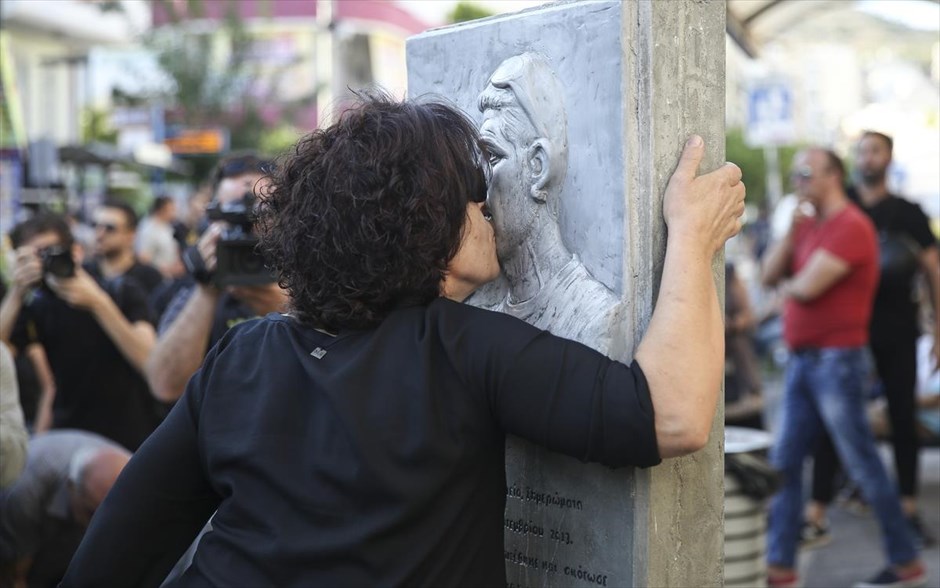 Πέντε χρόνια από τη δολοφονία του Παύλου Φύσσα. Η Μάγδα Φύσσα φιλάει την προτομή του Παύλου Φύσσα στην Αμφιάλη κατά τις εκδηλώσεις για τη συμπλήρωση&nbsp;πέντε χρόνων από την δολοφονία του γιου της.&nbsp;