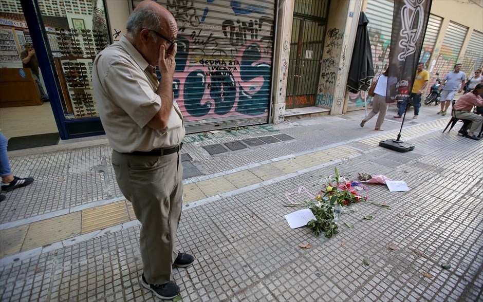 Θλίψη στην Ομόνοια. Ηλικιωμένος κοιτάζει συγκινημένος το σημείο στην Ομόνοια όπου την Παρασκευή έχασε τη ζωή του ο Ζακ Κωστόπουλος.