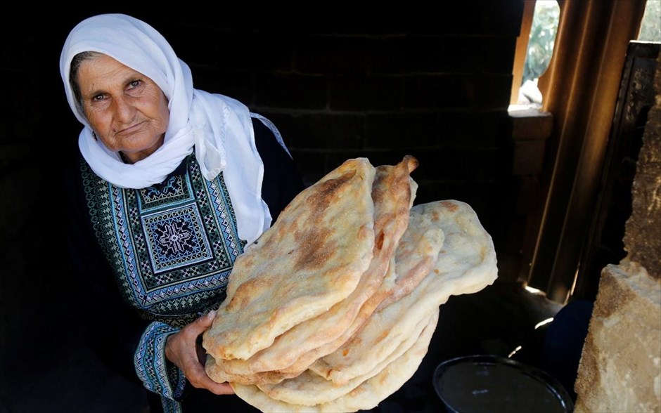 Καθημερινότητα στη Δυτική Όχθη. Παλαιστίνια κρατάει ψωμί παραδοσιακά ψημένο στη&nbsp;Ραμάλα της Δυτικής Όχθης.&nbsp;