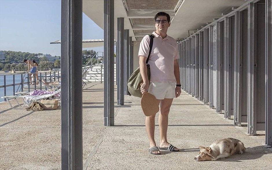 Οίκτος . Η νέα ταινία του Μπάμπη Μακρίδη έχει πρωταγωνιστή &nbsp;έναν άνδρα εθισμένο στη θλίψη. Νιώθει χαρούμενος μόνο όταν είναι δυστυχισμένος, και είναι πρόθυμος να κάνει τα πάντα για να εκμαιεύσει από τους γύρω του τον οίκτο, που έχει ανάγκη τόσο πολύ.