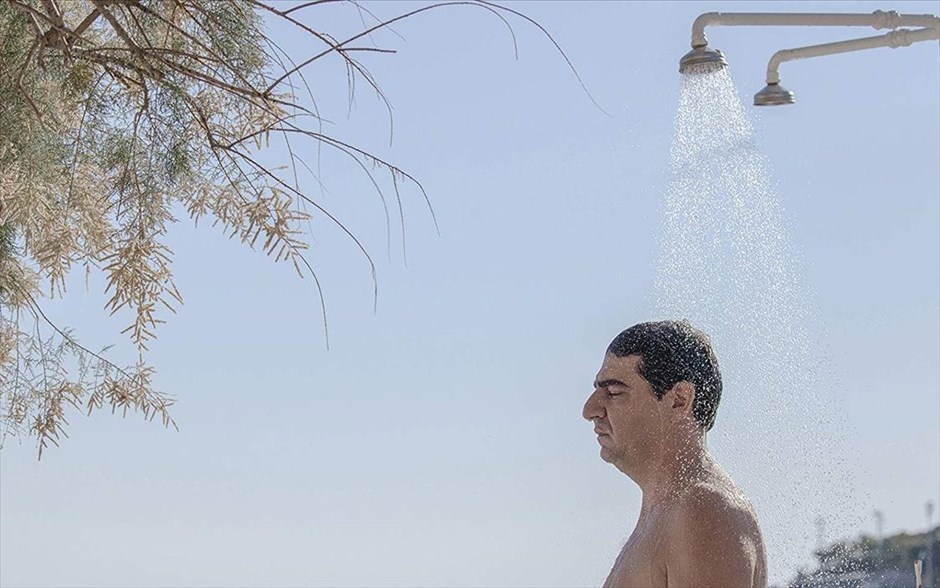 Οίκτος . Η νέα ταινία του Μπάμπη Μακρίδη έχει πρωταγωνιστή &nbsp;έναν άνδρα εθισμένο στη θλίψη. Νιώθει χαρούμενος μόνο όταν είναι δυστυχισμένος, και είναι πρόθυμος να κάνει τα πάντα για να εκμαιεύσει από τους γύρω του τον οίκτο, που έχει ανάγκη τόσο πολύ.