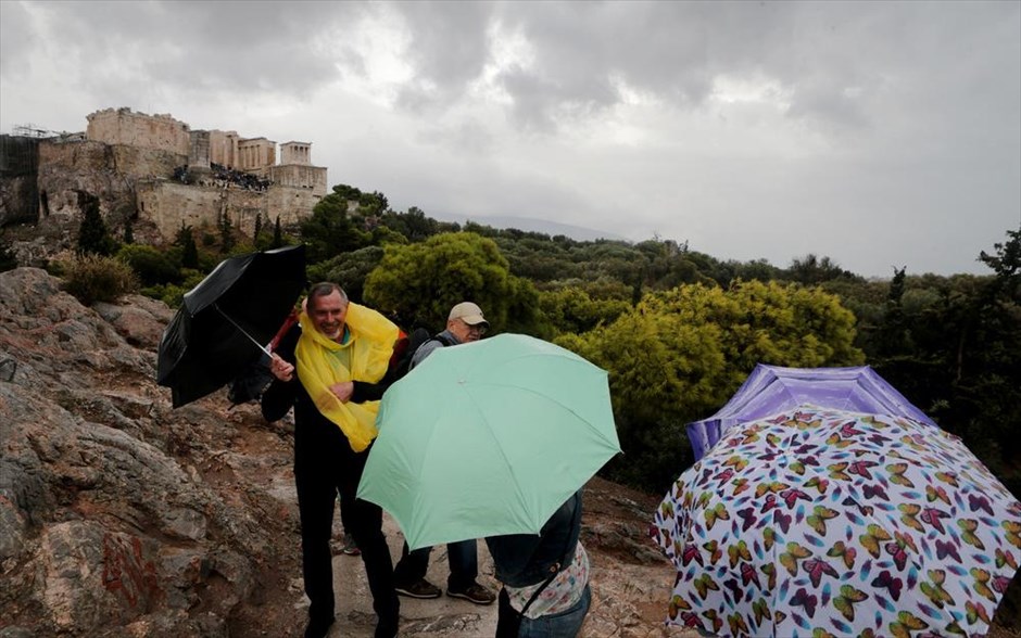 Κακοκαιρία- καιρός- άνεμοι- κύματα- Αθήνα. Τουρίστες στν Λόφο του Αρειου Πάγου ενώ έχει ξεκινήσει να βρέχει&nbsp;