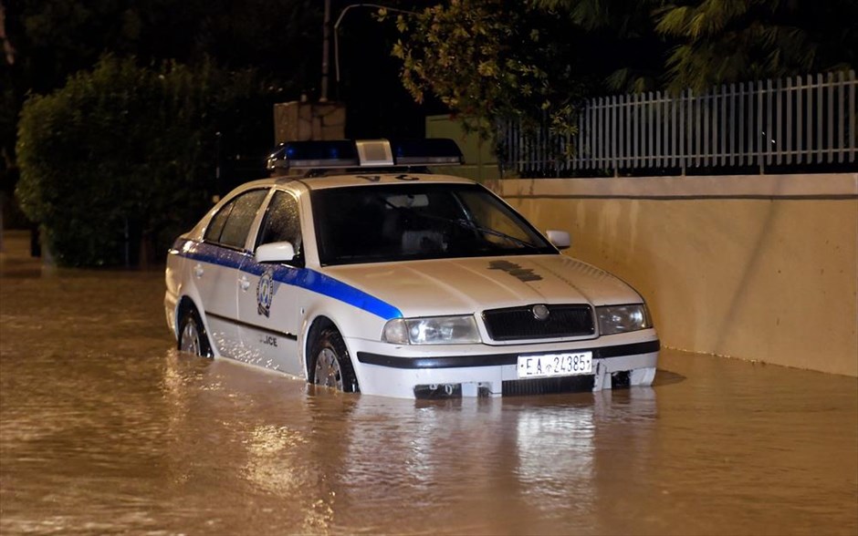 Κακοκαιρία- καιρός- άνεμοι- κύματα- Κόρινθος- περιπολικό. 