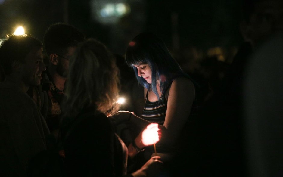 Πορεία για τη δολοφονία του Ζακ Κωστόπουλου. Στιγμιότυπο από την χθεσινοβράδινη&nbsp;πορεία στο κέντρο της Αθήνας για την δολοφονία του Ζακ Κωστόπουλου. Η&nbsp;Διεθνής Αμνηστία σε ανακοίνωσή της μία μέρα πριν αναφέρθηκε στην&nbsp;ανάγκη μιας ενδελεχούς, διαφανούς και ουσιαστικής έρευνας για τη δολοφονία και τη στάση της αστυνομίας, υπογραμμίζοντας ότι θα αναλάβει δράση πιέζοντας προς αυτή την κατεύθυνση.