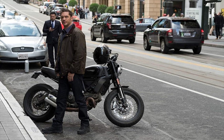 «Venom». O Venom -ο καινούργιος υπερήρωας της Marvel- αναζητά δικαίωση στο κορμί και την ερμηνεία του Τομ Χάρντι.